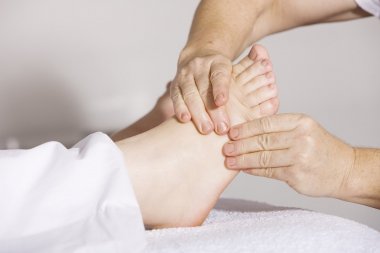 Fussreflexzonenmassage, Fuß der massiert wird
